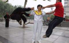 掌风飞人太极宗师闫芳 上北京卫视搞笑去了