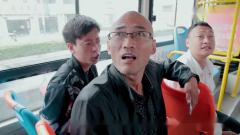 小伙在公交车上大声唱歌，不料全车人唱歌予以