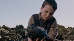 男孩在湖边捡到一枚巨蛋，孵化出尼斯湖水怪，