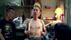 富二代拿冰棍在身边重要部位消肿，画面贼逗