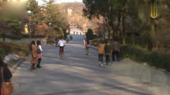 我的公主公主骑自行车去上学, 后面一群保镖跑步