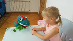 小萝莉的宠物恐龙长大了是一只霸王龙。萌娃囧