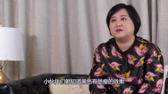 37岁贾玲老成这样了？一身红黑配走机场，这裤子