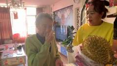 九十岁的姥姥人生第一次吃榴莲，表情太搞笑，