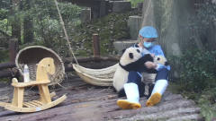 *爸给熊猫喂*，另一只屁颠屁颠地跑过来，镜头记