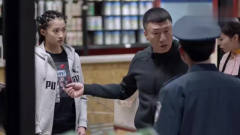 女孩偷拿超市东西被保安抓，大叔让她装老外，