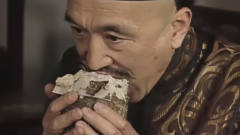 刘墉请皇上吃芋头，自己吃的狼吞虎咽，皇上难