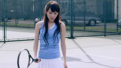 诺澜教曾小贤打网球，结果曾小贤却望着她直发