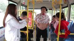 小伙男扮女装坐公交，不料被别人当孕妇看待闹