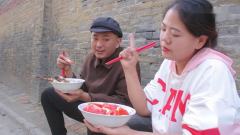 小伙和美女吃饭聊天，挣钱多的吃素挣钱少的却