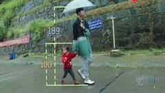 变形计：1米89的杨桐打着伞，3岁半的妹妹没遮到