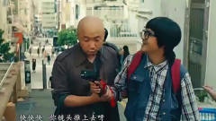 《港囧》经典片段，徐峥头盔被锁住了。