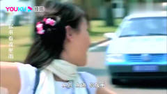 搞笑片段：美女骑车双手放把，被后边司机吓坏