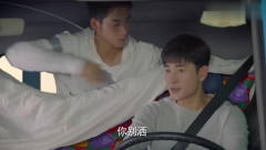 韩东和长弓跑长途，半路上尿急，长弓给他一样