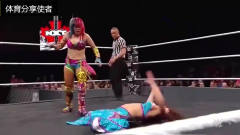 WWE：勒着脖子掰着腿，女人打起架来比男人疯狂