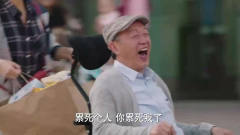 深夜食堂：老人玩电动轮椅玩上瘾了，开心的像