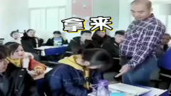 学生上课玩手机被老师发现，同桌的举动太搞笑