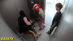 两小伙进电梯就开始挑衅，结果四人纠缠在一起