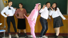 小楠穿自己的粉红豹去上课，被老师揪住尾巴教