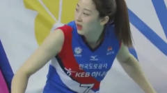 韩国女排胜利时跳舞逗裁判，裁判忍不住笑了，
