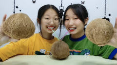 俩女孩大刀劈椰子，喝椰汁吃椰肉超享受，搞笑