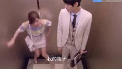 美女上班差点迟到，进电梯后小伙提醒她没穿裙