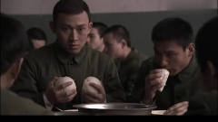 影视：两个穷小子刚到部队不懂规矩，吃饭抢馒