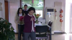 买房夫妻：丈母娘来视察，进门就量步子，夫妻