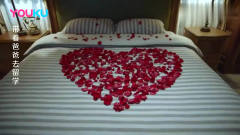 为了给妻子给惊喜，丈夫把玫瑰花撒一床，结果