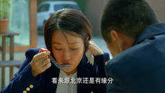 大叔给美女介绍北京豆汁，还称她和北京有缘分