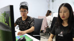 美女上班臭美涂口红，老板看后用这“法子”整