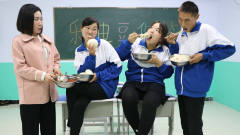 老师让同学们比赛吃饭，没想女同学一下吃了四