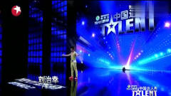 中国达人秀：小伙子上台表演唱歌, 这确定不是来