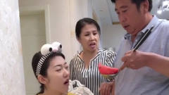 搞笑视频：当公公的怎么跟儿媳妇抢西瓜吃，之