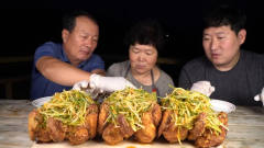 韩国一家人吃三只炸鸡，儿子还被喂了“狗粮”