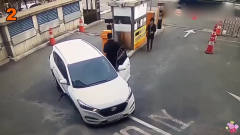10个搞笑汽车事故！真实女司机，开翻车！