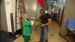 WWE：1米小矮子偶遇雷尔，把绿帽子当宝贝送人，
