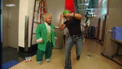 WWE：1米小矮子偶遇雷尔，竟把绿帽子当宝贝送人