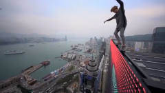 世上最疯狂的高空极限者，千米高楼边表演滑板