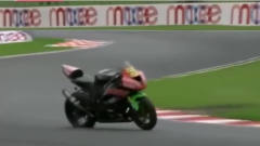 体育搞笑片段：你见过无人驾驶的摩托车吗？这