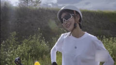 *a*y女汉子画风搞笑，生理期忍痛骑行，荒郊野外