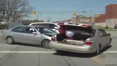 车祸：全世界最搞笑的奇葩车祸视频集锦！笑了