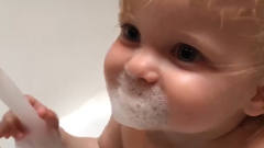 1岁娃偷偷自己洗澡，不料被爸爸撞见了，结果宝