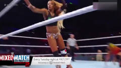 WWE女子赛：这就是白发美女的蛇皮走位，太搞笑