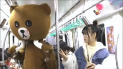 网红熊在地铁上逗小姐姐，没想到遇到对手，这