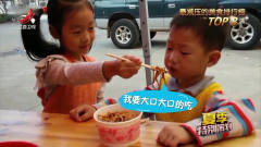 家庭幽默录像：宝宝也抵挡不住食物的，美食在