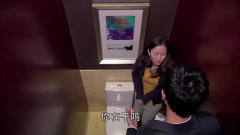 女孩误入男厕，总裁看见她被吓坏了，只能这么