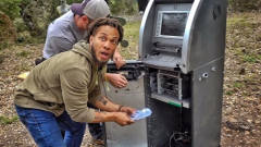 小伙野外发现ATM机，用枪疯狂扫射后，发现“巨