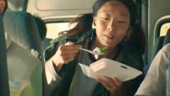 新喜剧之王：姑娘车上吃盒饭，这背景音乐一响