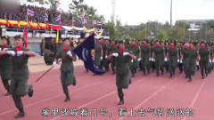 泰国阅兵仪式，一群女兵兔子跳，确定不是来搞